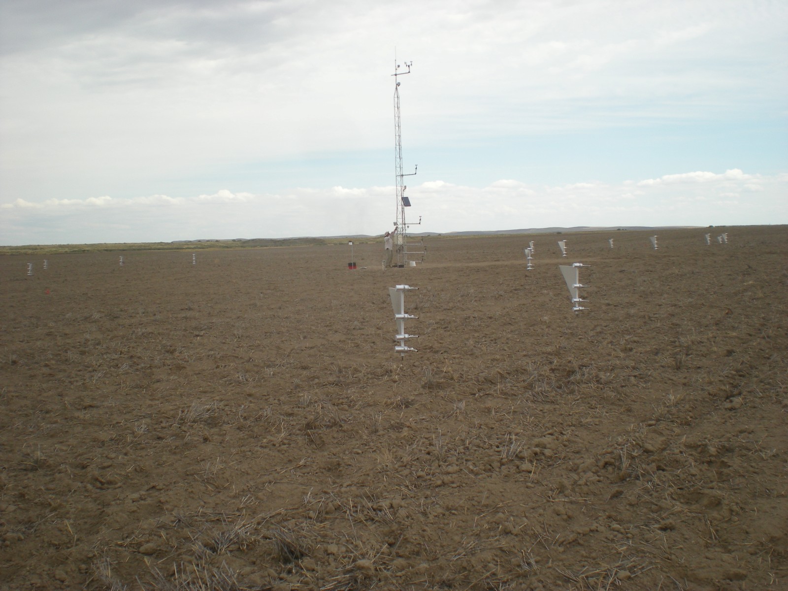 Photo of the Pullman Northwest Sustainable Agroecosystems Research Unit (LTAR) Network site showing close-up of the tower and MWAC samplers.
